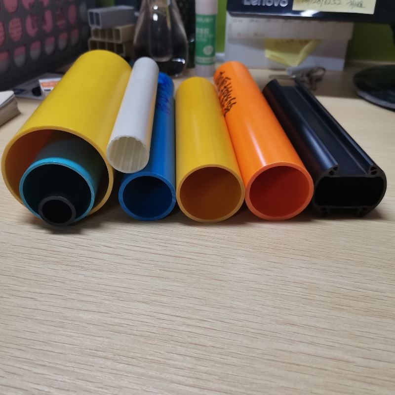 Mukautettu suulakepuristettu PVC-muoviputkikalusteet PVC-putki